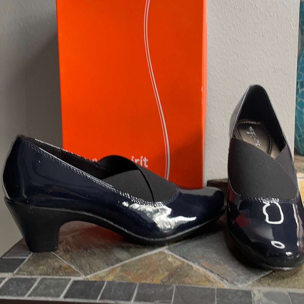 Easy Spirit ES7Catava Navy Patent & Black Heels - New!